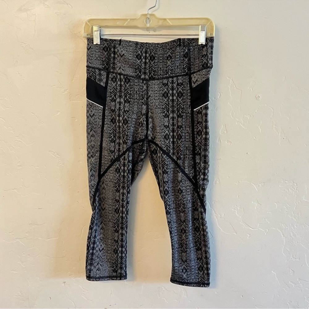 Athleta Gray & Black Printed Prisma Stride Capri Leggings Extra Small